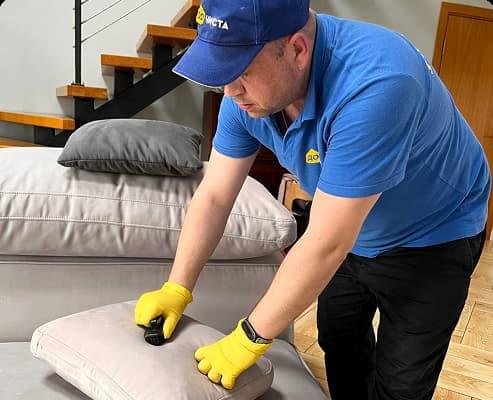 спеціаліст компанії ДоЧиста чистить м’які меблі